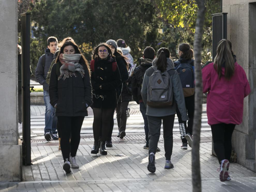Estudiantes de la Universidad de Zaragoza, el pasado viernes, en el campus de San Francisco