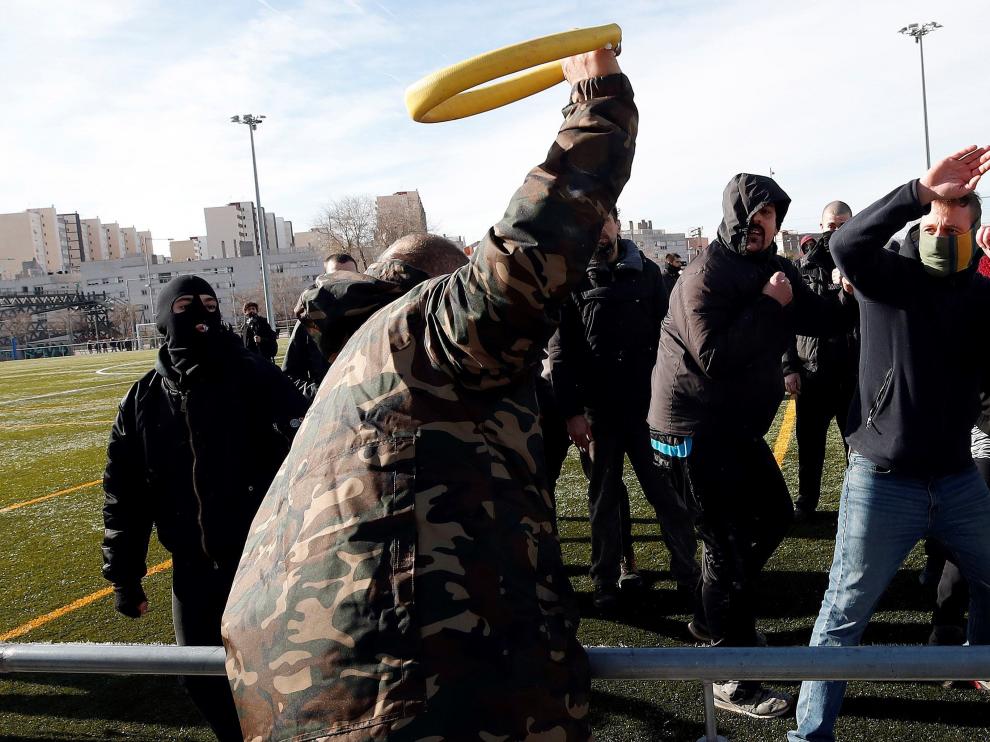 Simpatizantes de Vox (de espaldas) discuten con algunos de los manifestantes que han intentado boicotear una comida que organizaban en el campo de fútbol del Gornal, en L' Hospitalet.