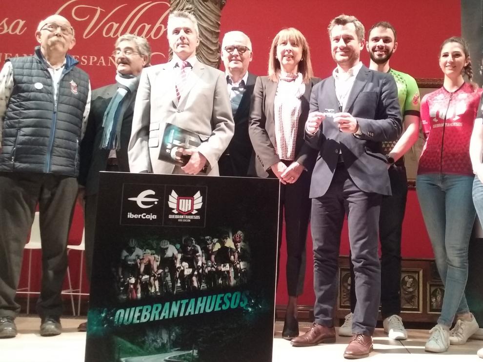 La gran familia que forma la Quebrantahuesos, en el Patio de la Infanta de Ibercaja en Zaragoza