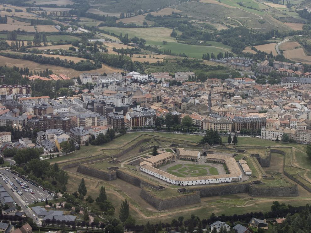 Vista aérea de la localidad de Jaca, con la Ciudadela en primer término.