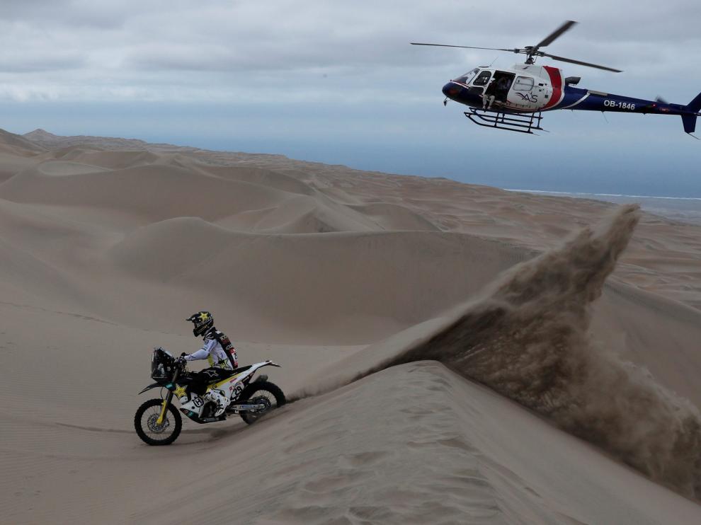 Espectacular imagen de la sexta etapa del Dakar, con el helicóptero de la organización al fondo.
