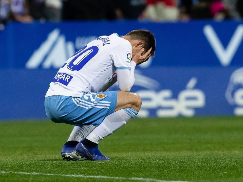 Marc Gual, al término del partido ante el Málaga este domingo, desolado por su negativa aportación ante la portería andaluza en un día negado.