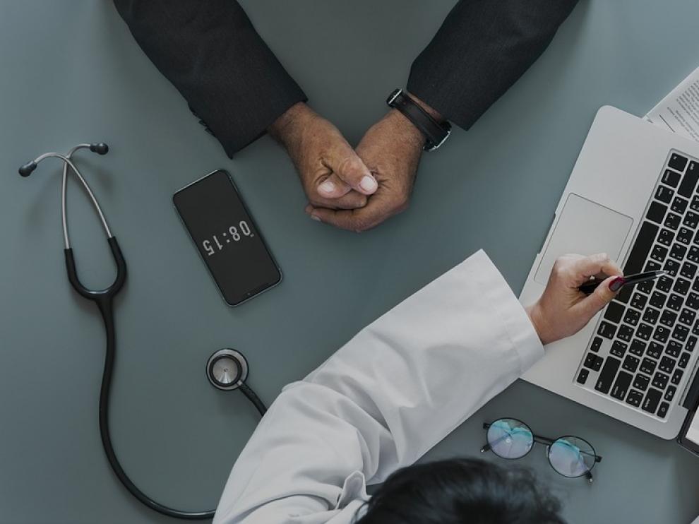 Sanidad recomienda consultar a un médico antes de hacer uso de terapias alternativas