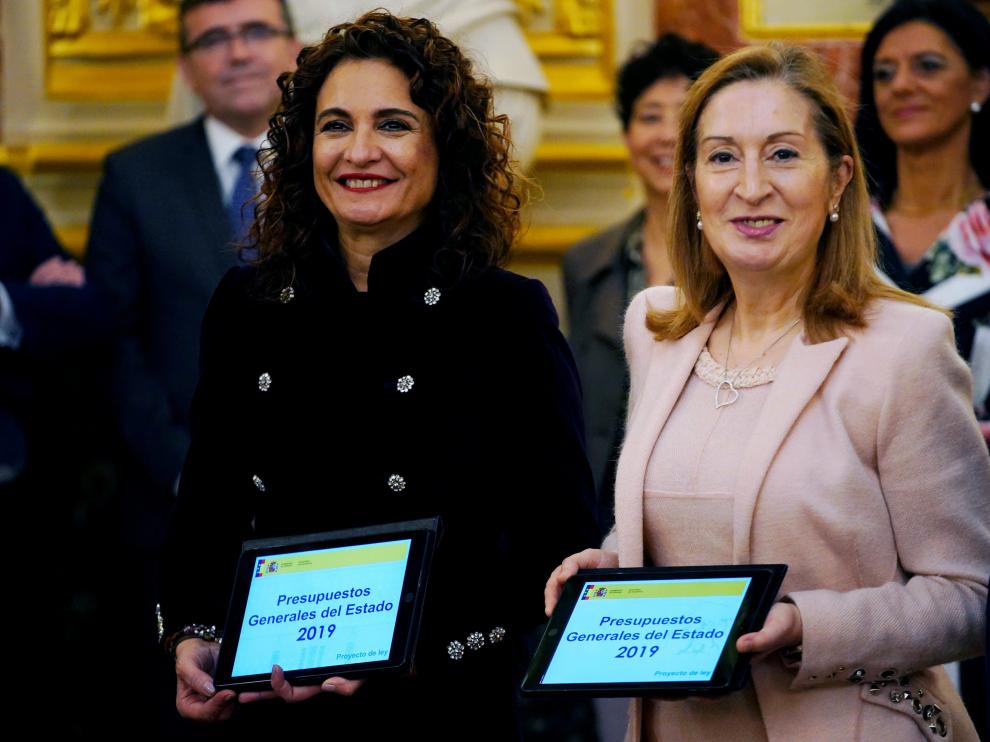 La ministra Montero entrega el proyecto de presupuestos a la presidenta del Congreso, Ana Pastor, este lunes.