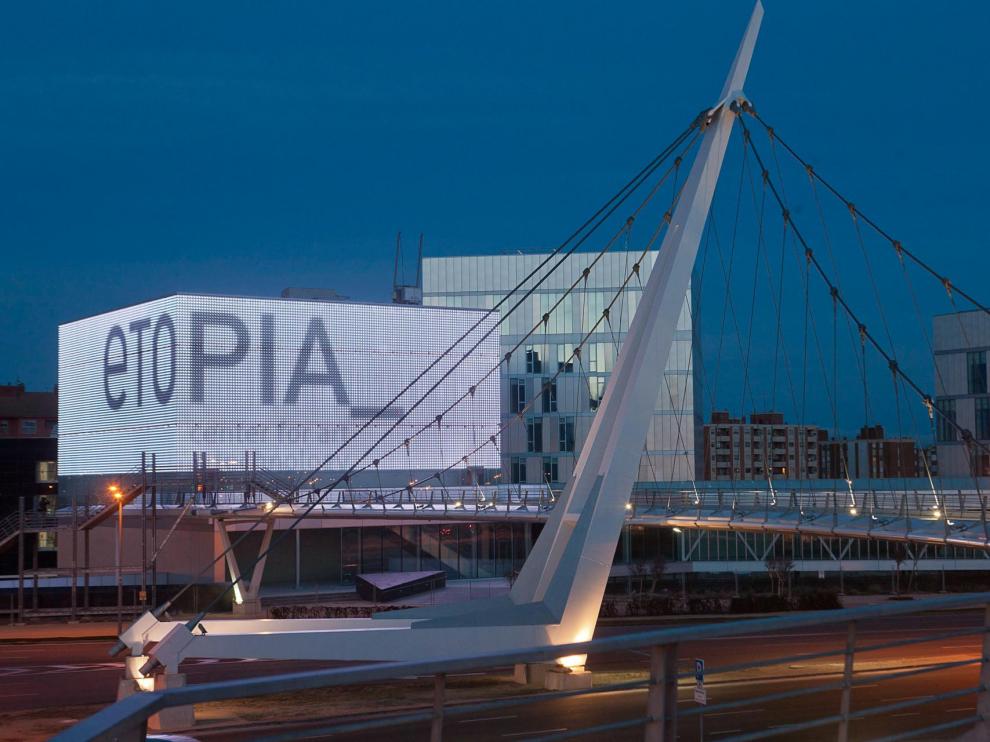 Etopía, una de las modernas edificaciones del entorno.