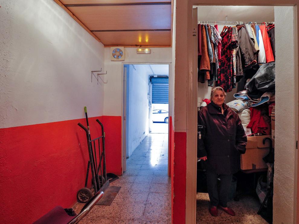 Rosario Planas muestra el interior del trastero en el que guarda todas sus pertenencias.