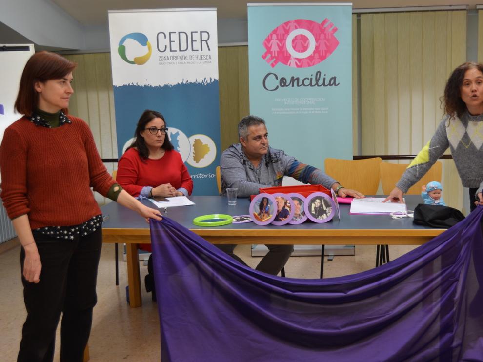 Responsables del Ceder Zona Oriental y el Colectivo To en la presentación esta martes de la campaña 'Gafas para la igualdad' en Monzón