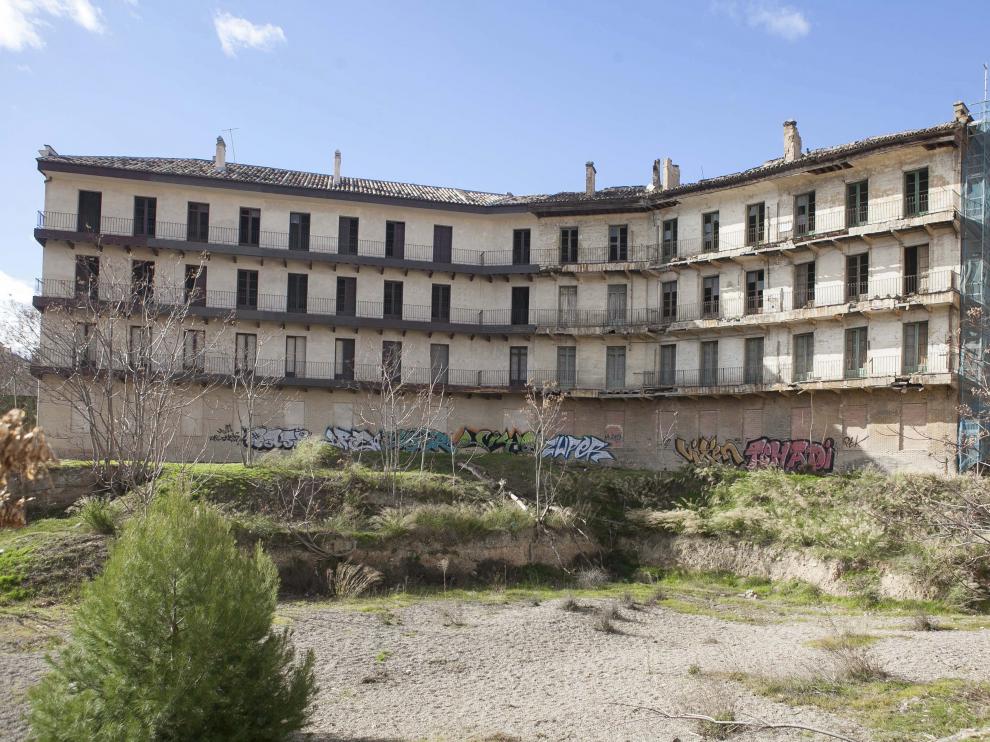 Imagen trasera del deteriorado cuartel de Pontoneros.