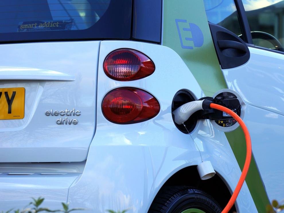 Los puntos de recarga de los coches eléctricos comienzan a aparecer en las ciudades.