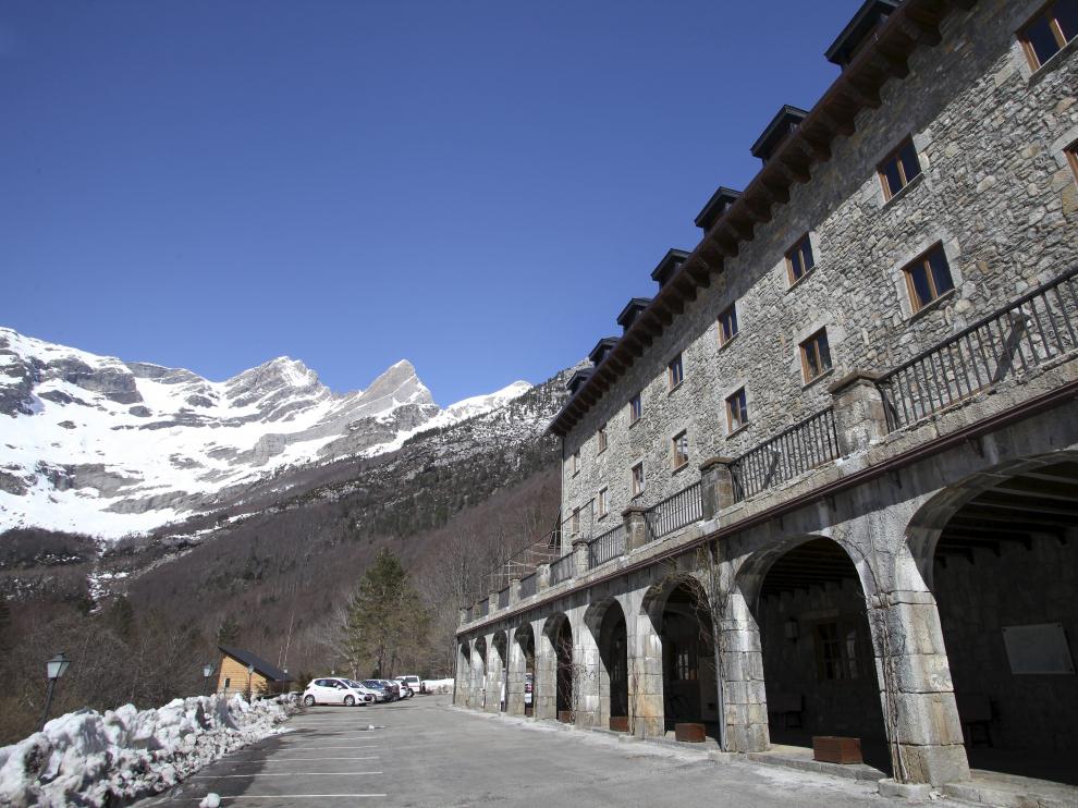 Una de las infraestructuras a mejorar es el acceso al valle de Pineta. En la imagen, el parador de Bielsa