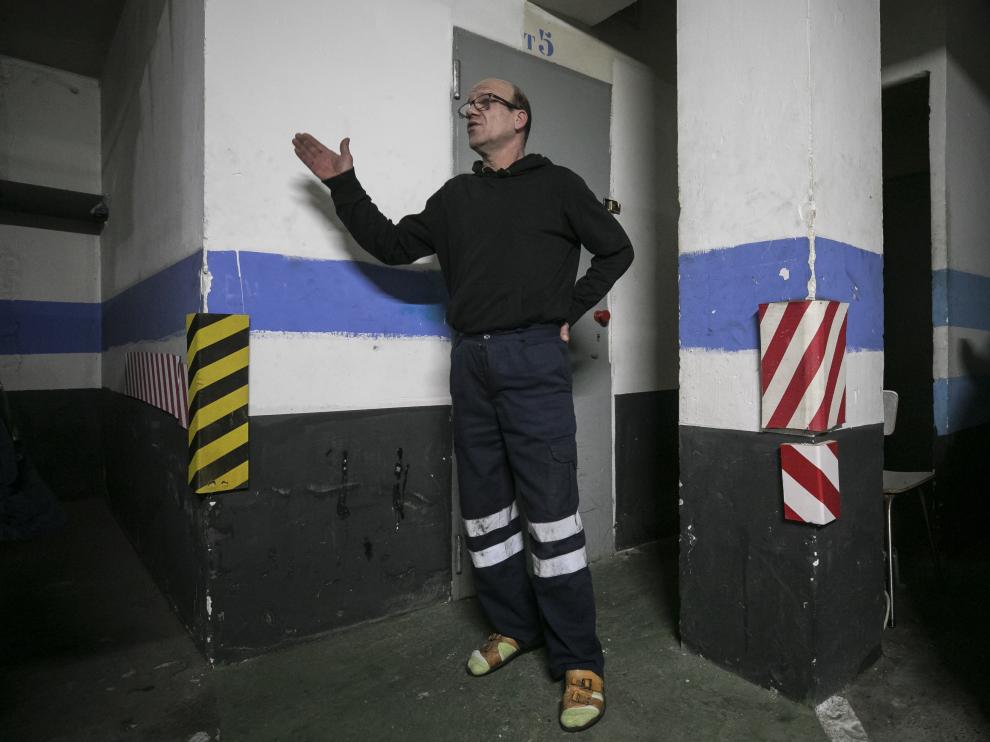Nicolás, junto a la entrada del trastero en el que está instalado desde hace dos años