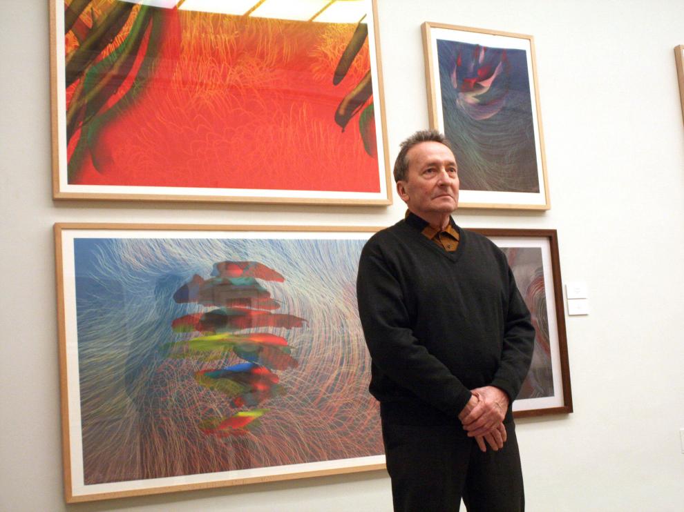 José Manuel Broto posa en la exposición de su obra gráfica en la Calcografía Nacional.