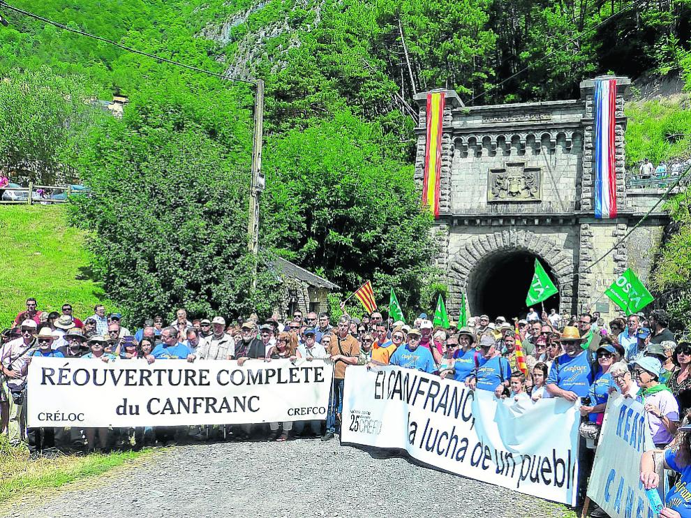 Concentración de los defensores de la reapertura en julio de 2018 ante el túnel internacional.
