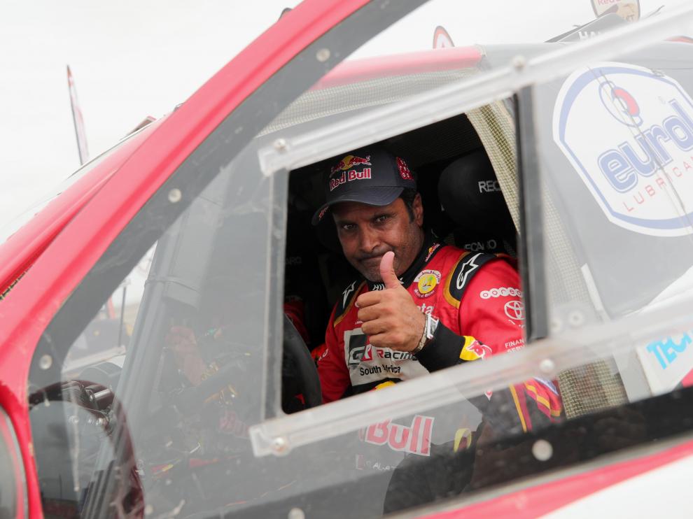 El piloto Nasser Al-Attiyah llega al punto de control tras culminar la octava etapa del Rally Dakar 2019.