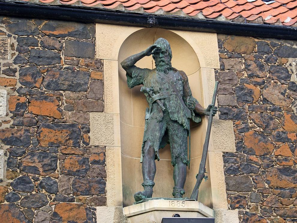 Estatua de Alexander Selkirk, personaje en el que se cree que se inspiró Dafoe.