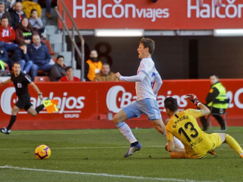 Momento en el que Gual se va de Mariño en el área y el portero del Sporting cometé el penalti que Soto Grado, el árbitro, no vio y consideró fingimiento del delantero del Real Zaragoza.