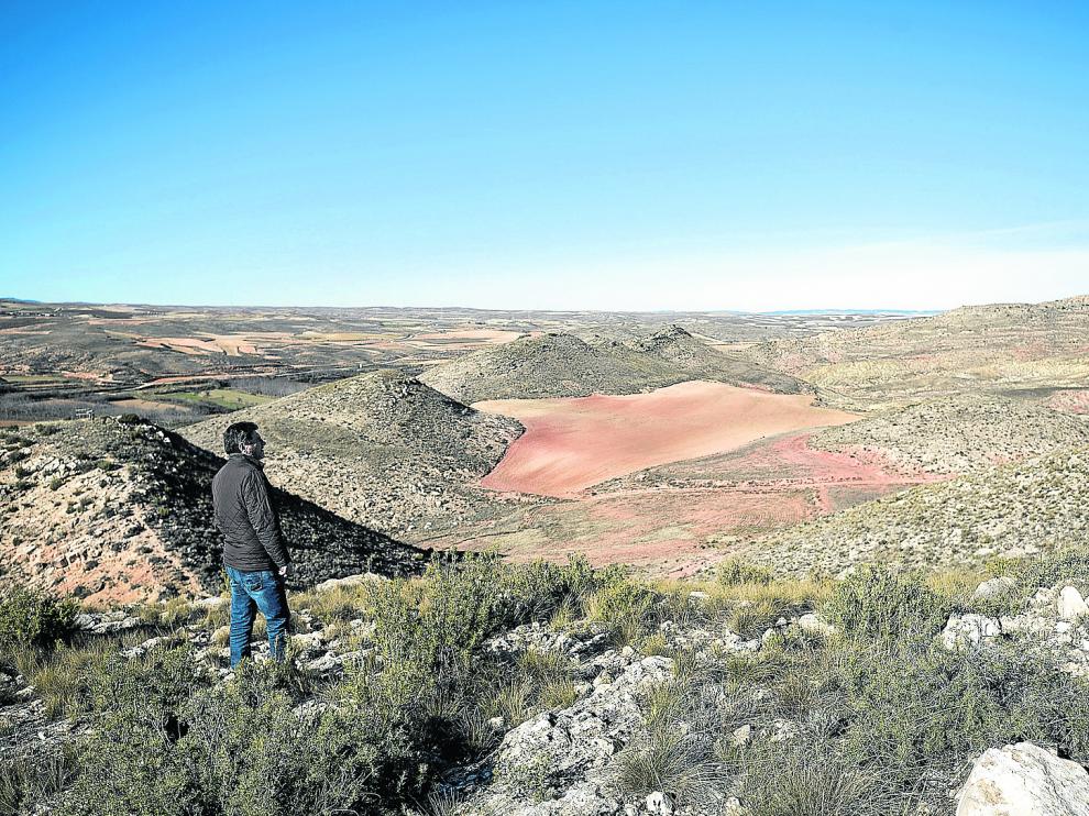 José Luis Artal contempla el 'volcán' de Moneva, un ejemplo espectacular de diapiro salino.