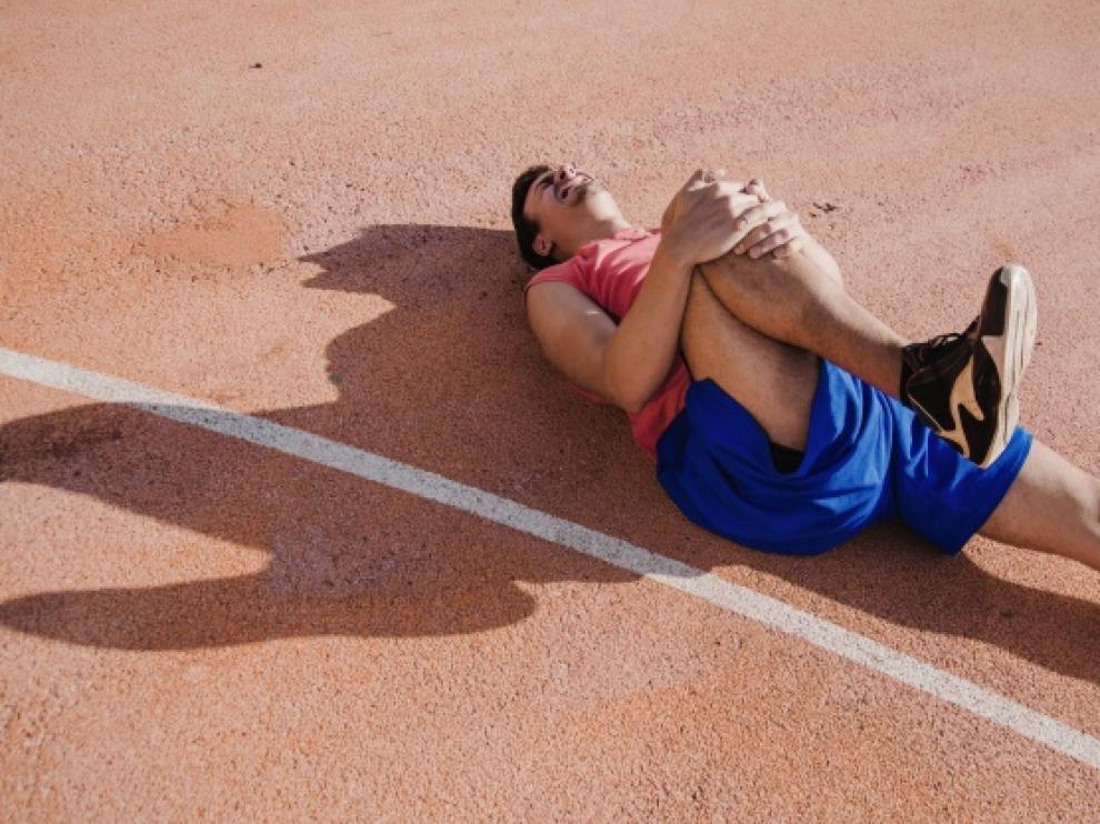 Si se sufre un golpe practicando deporte, por ejemplo, lo más habitual es ponerse algo frío en la zona del impacto.