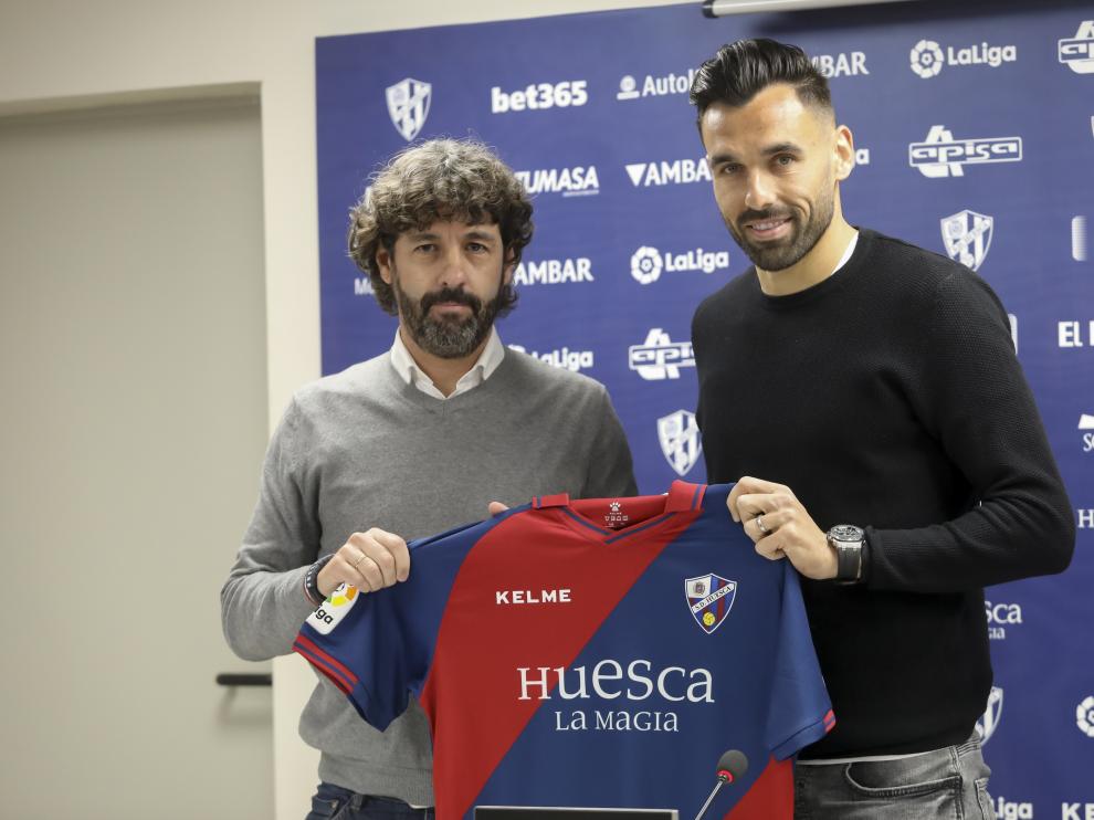 Emilio Vega y Enric Gallego, en la presentación del delantero de la SD Huesca.
