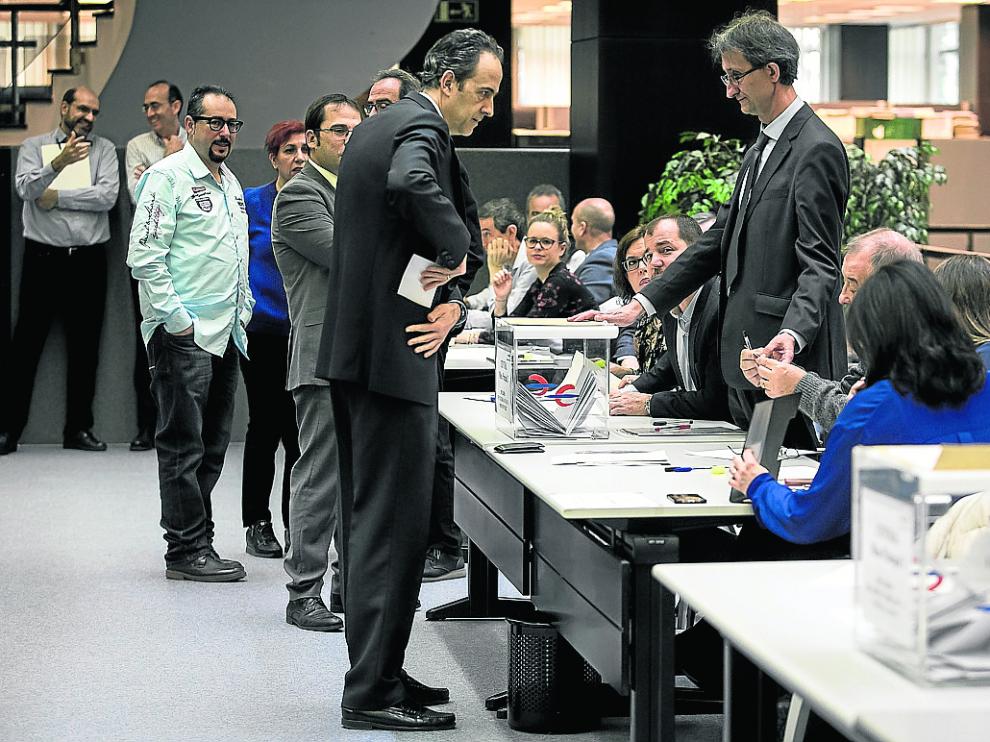 Momento este jueves de la votación en las oficinas centrales de Ibercaja en Zaragoza.