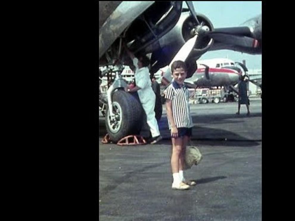 Cuando el autor tenía 11 o 12 años le fascinaban la aviación, la química y los dinosaurios