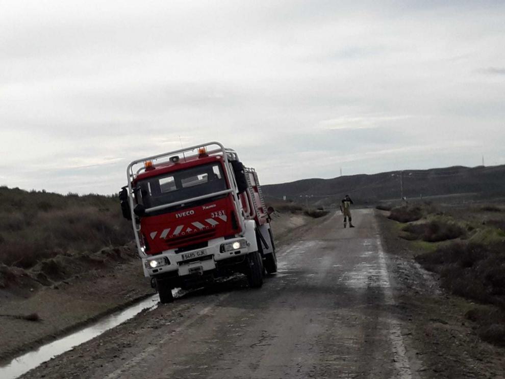 Los bomberos retiraron estiércol de la carretera de Osera.