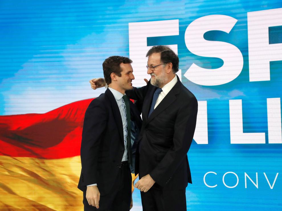 El presidente del PP, Pablo Casado, junto al expresidente del Gobierno, Mariano Rajoy.
