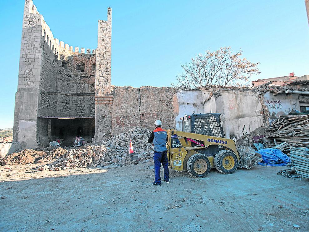 Los derribos han dejado visible un paño de la muralla original a la derecha de la Bombardera.