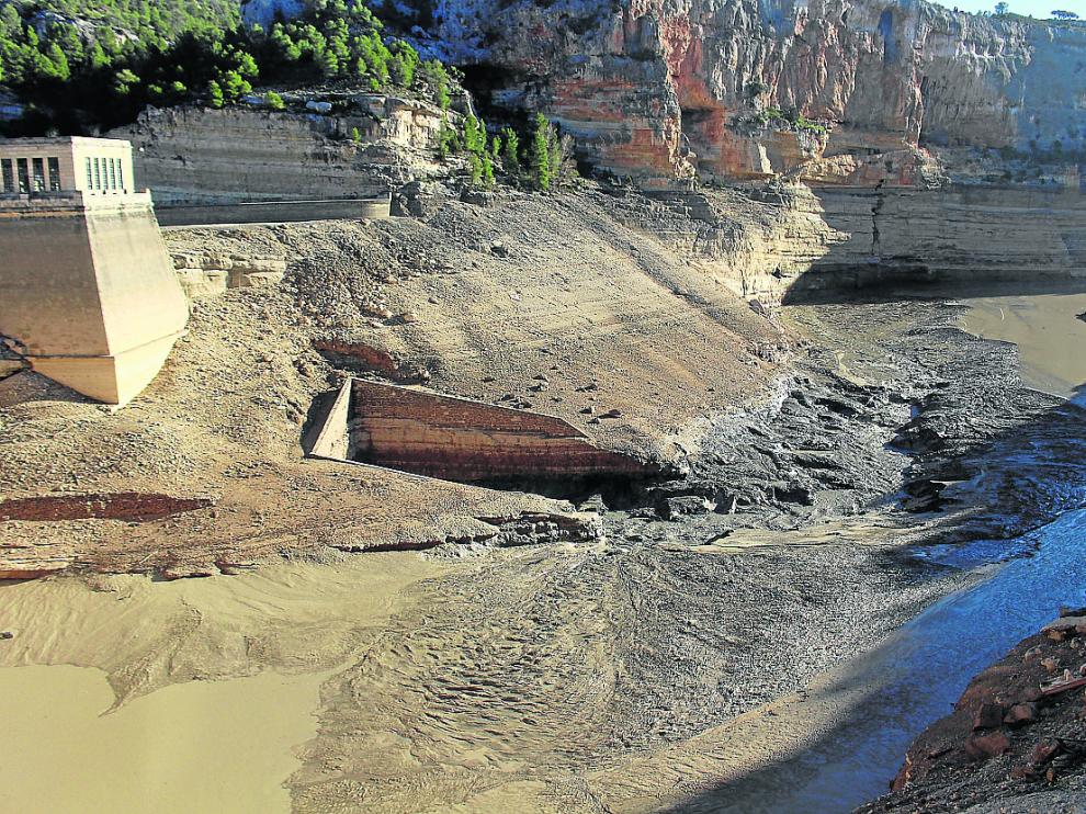 El desembalse de la presa de Santolea ha propiciado la salida de los lodos del fondo del pantano.