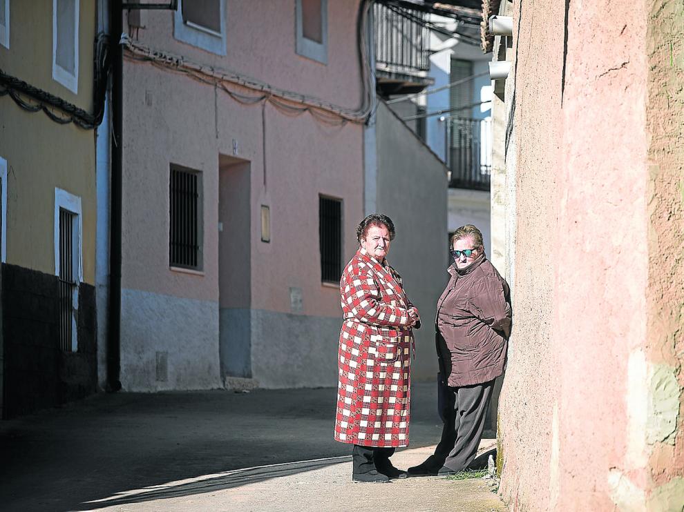 Carmen Hernández y Rosario Bermejo charlan en una calle del centro del pueblo.