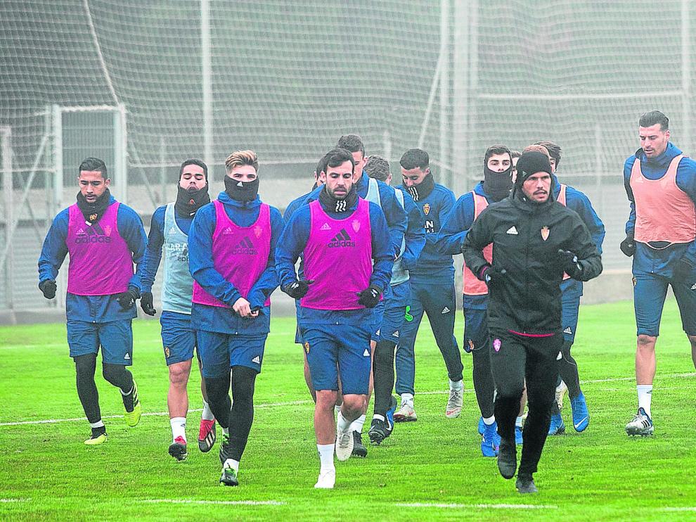 La plantilla del Real Zaragoza, entrenándose en los campos de la Ciudad Deportiva.