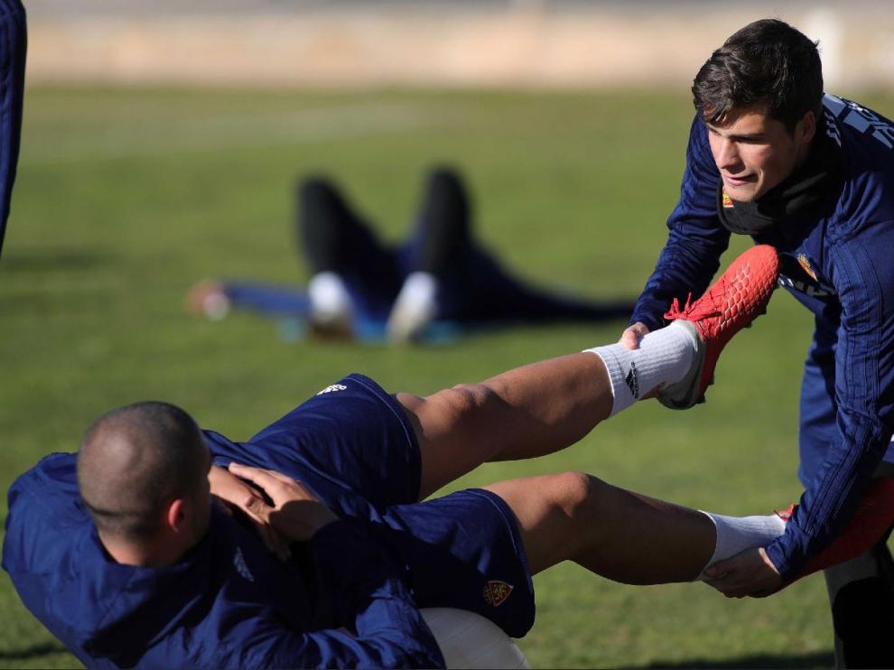 Soro, sujeta las piernas de Verdasca en un ejercicio de entrenamiento.