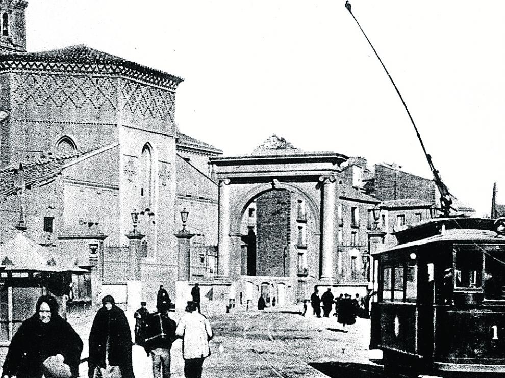 Una de las imágenes más conocidas de la antigua puerta, junto a San Miguel de los Navarros