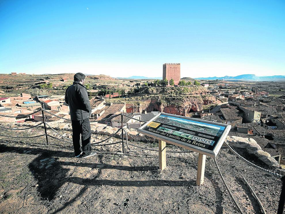 Vista de Villarroya de la Sierra y el torreón del Rey desde el mirador situado en el Torreón de la Reina.