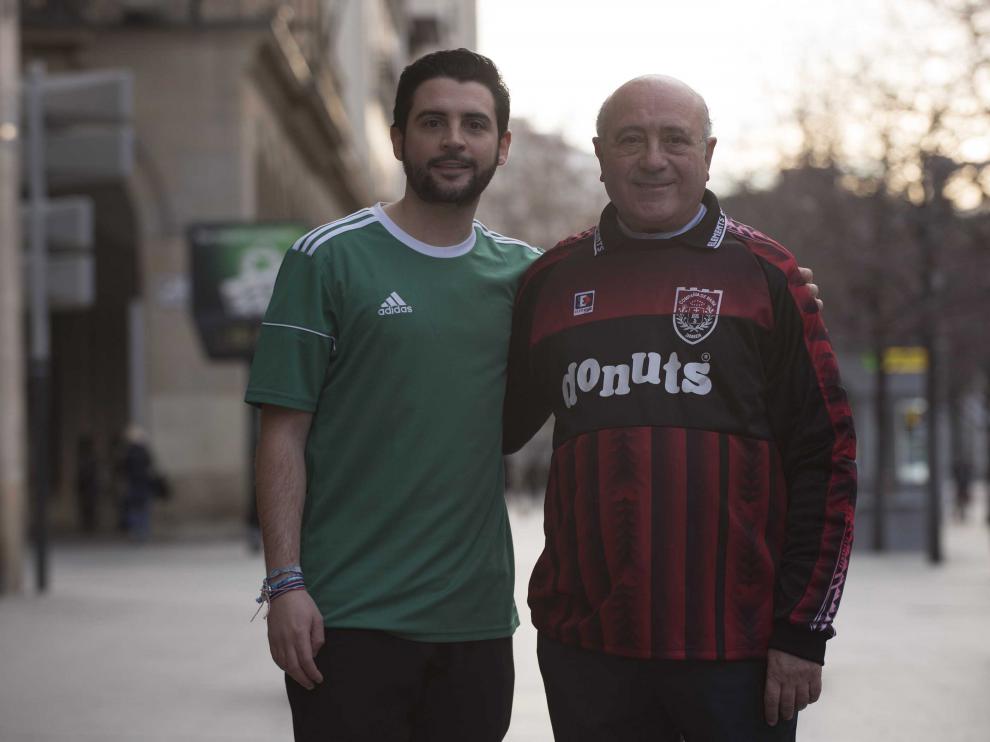 Padre e hijo posan con la camiseta de portero y de jugador del equipo de Susala Guasch de la Liga MLA.