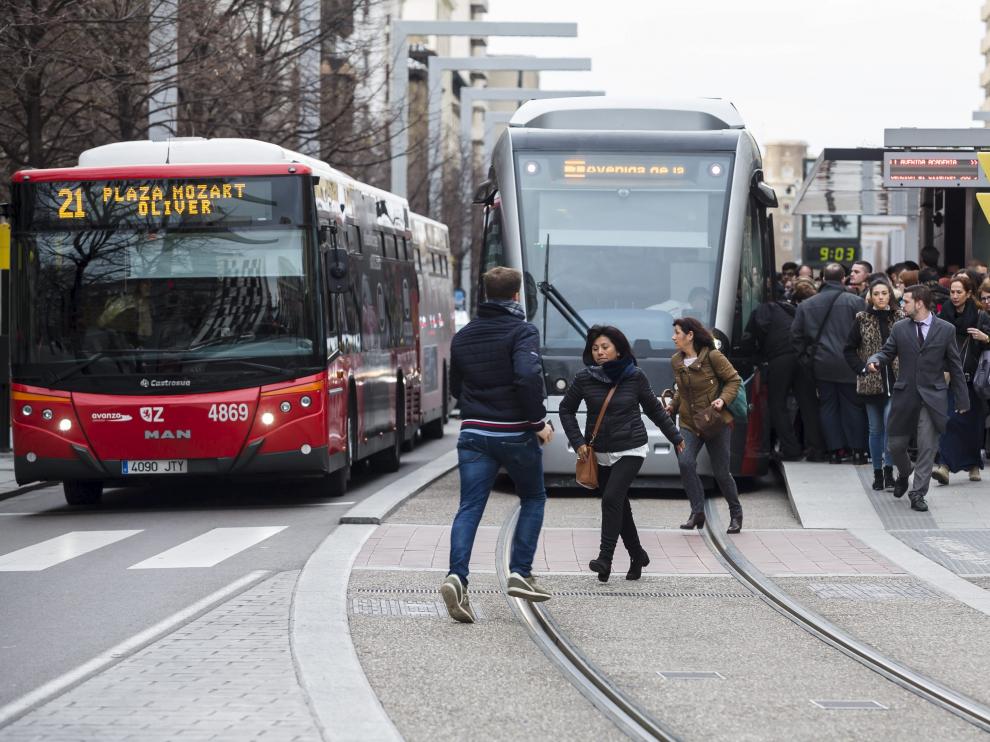 Un autobús circula en paralelo al tranvía en el paseo de la Independencia.