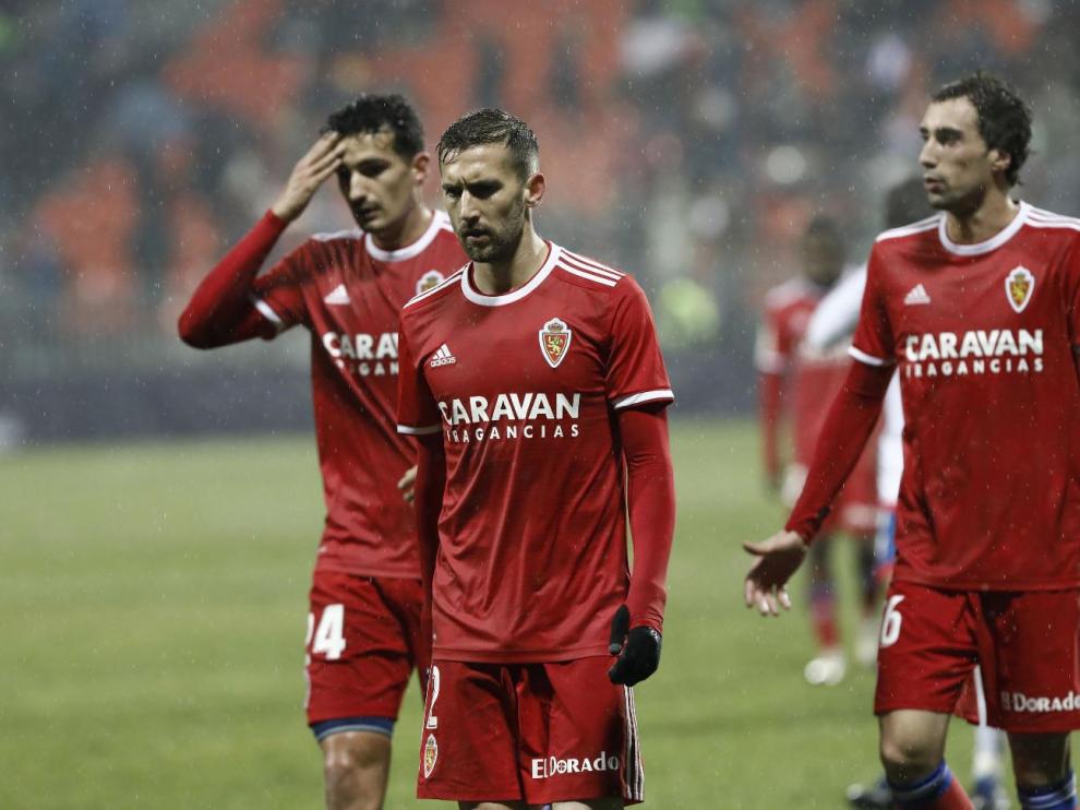 Eguaras (dcha.) charla con caras largas con Benito y Álex Muñoz al término de la primera parte en Majadahonda, camino del vestuario tras haber encajado el 1-0.