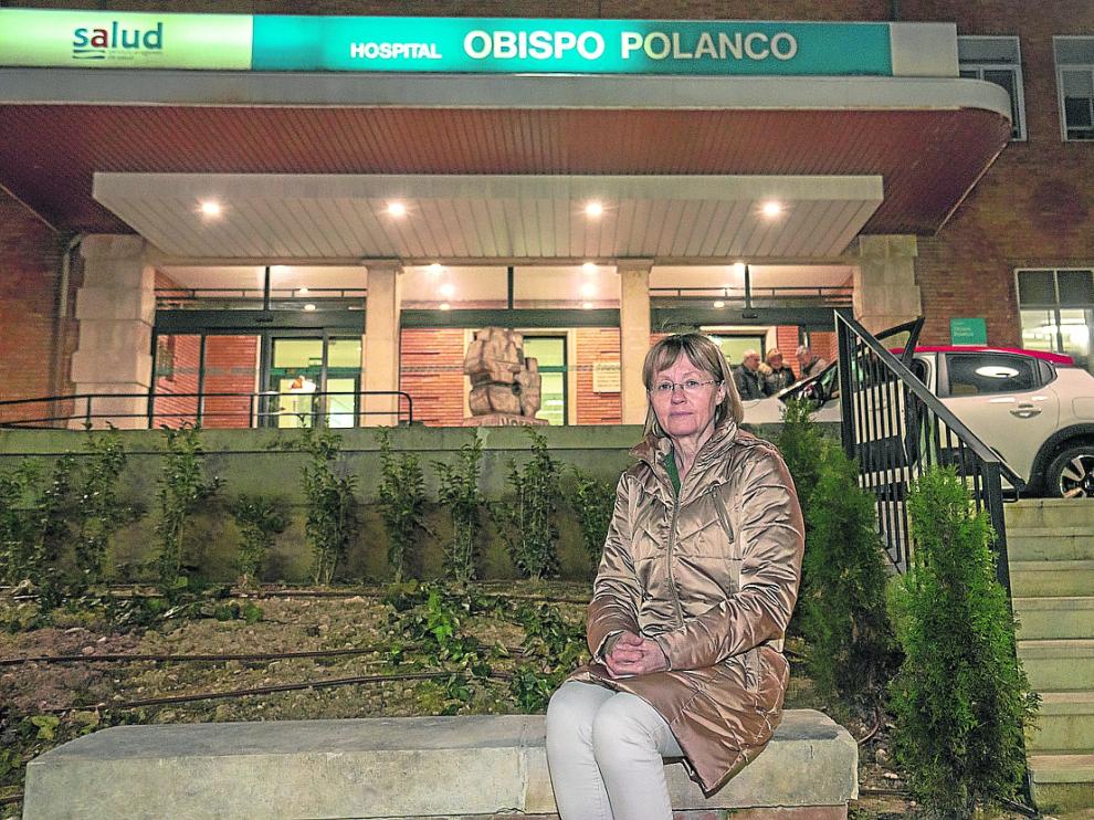 La jefa de Otorrinolaringología, a las puertas del hospital Obispo Polanco de Teruel