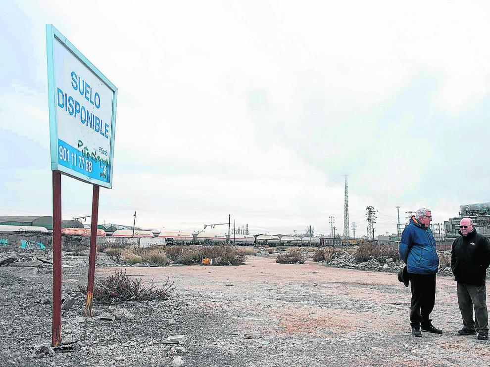 Fernando Orós, Alfredo Martínez y Juan José Jordá, en los terrenos de Aceralia, con la factoría de Saica al fondo
