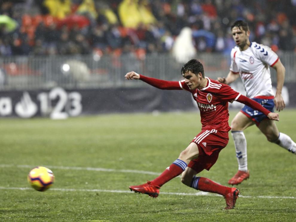 Soro, en el momento de golpear con la zurda para anotar el primer gol del Real Zaragoza este sábado en Majadahonda, que encaró el empate a dos final.