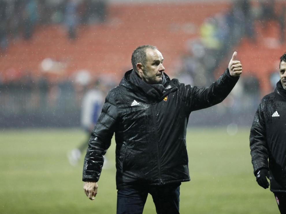 Víctor Fernández, junto a Loreto, hace un gesto de aprobación en la retirada al vestuario tras el partido de Majadahonda, bajo el aguanieve.