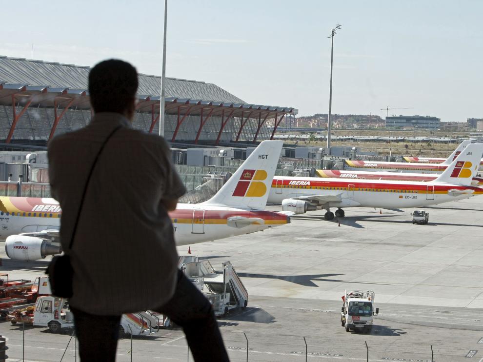 Un pasajero mira hacia las pistas del aeropuerto de Barajas.