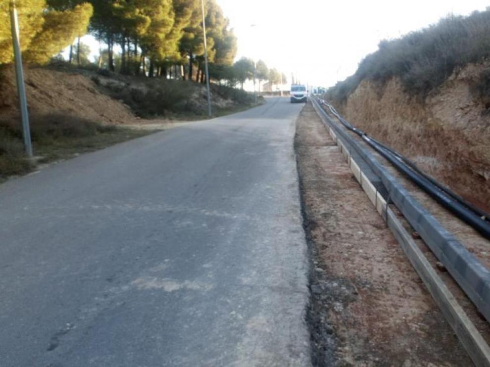 La calle de la Olivarera se está dotando de aceras para el tránsito de peatones.