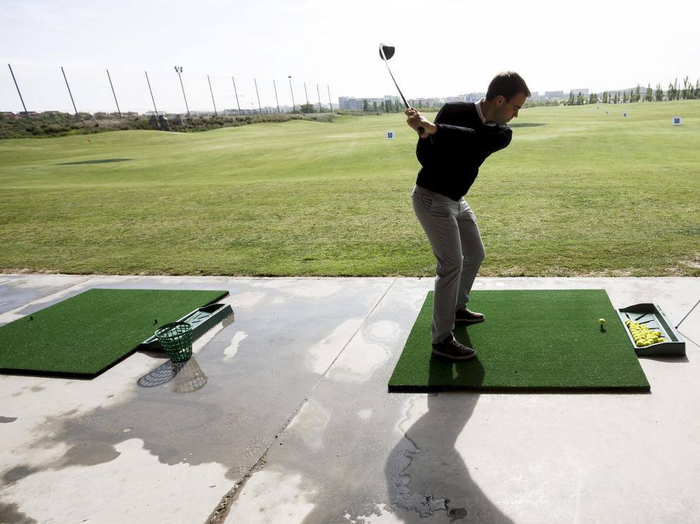 Un jugador, en la cancha de prácticas del campo municipal de Arcosur Golf