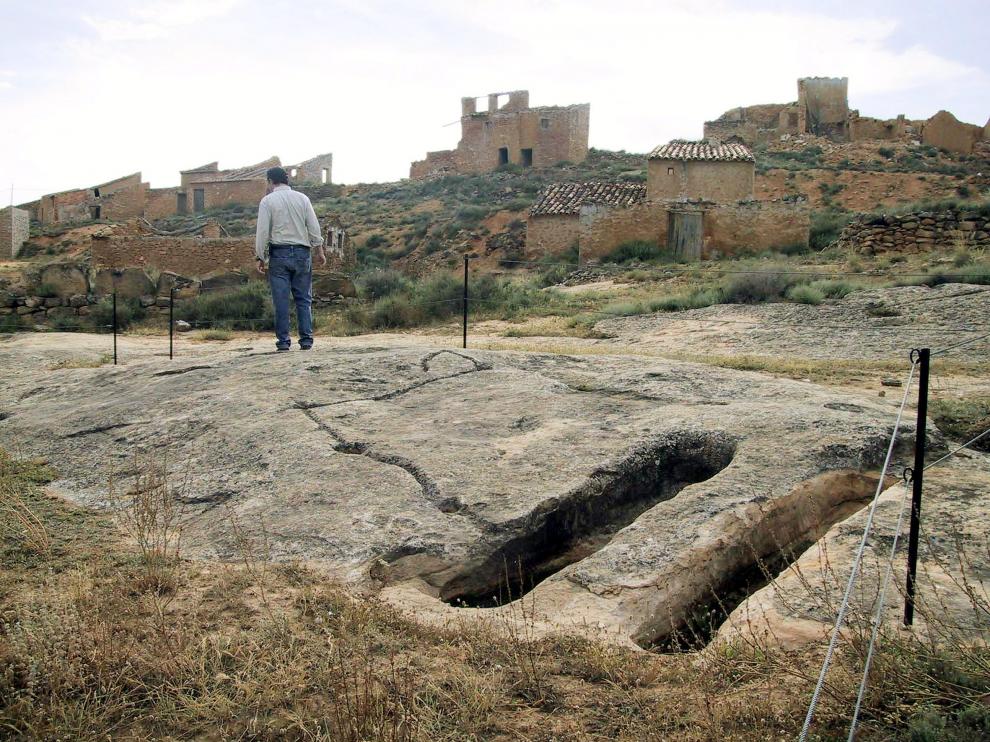 Las lastras de San José, en Albalate del Arzobispo, donde se alternan antiguas tumbas visigodas con grabados en las rocas.
