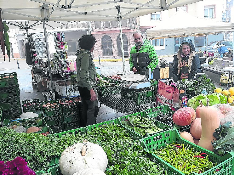 En la imagen, varios puestos del mercado norteTeruel.