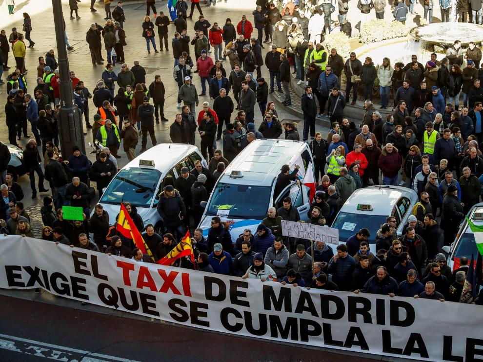 Decenas de taxistas se congregan en la Puerta del Sol.