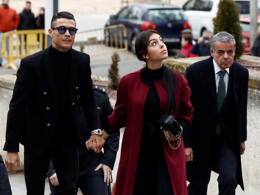 Imagen de la llegada a los juzgados de Cristiano Ronaldo y Georgina Rodríguez, para conocer la sentencia de su juicio por fraude.