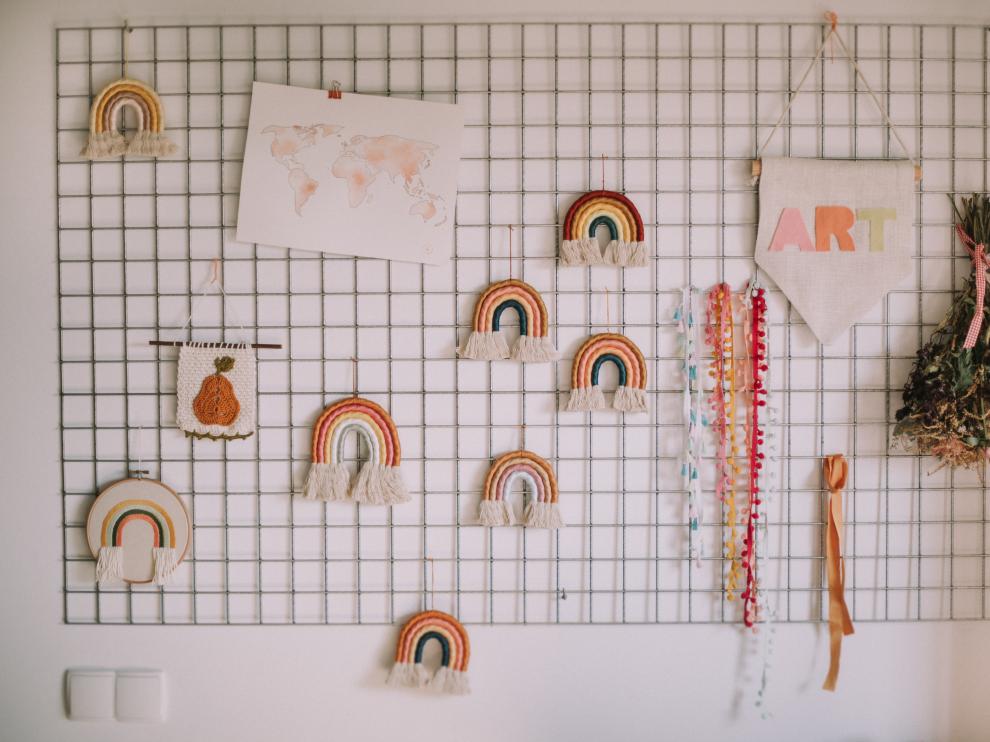 Los tapices de arcoíris de 'Peach&Apricot' han llevado la artesanía de Sara Ibarz a todo el mundo.