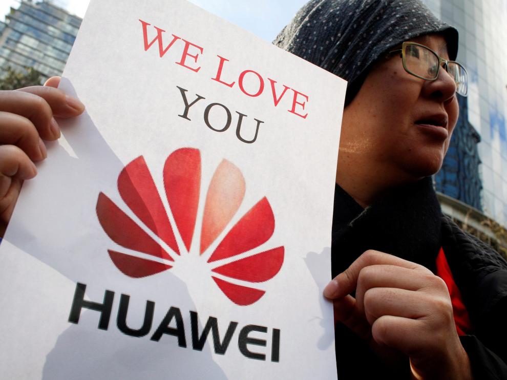 Una persona muestra su apoyo a la directora financiera de Huawei.